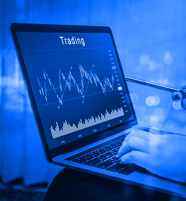 This image shows online trading and is related to an article by CMTrading on online trading and the markets.